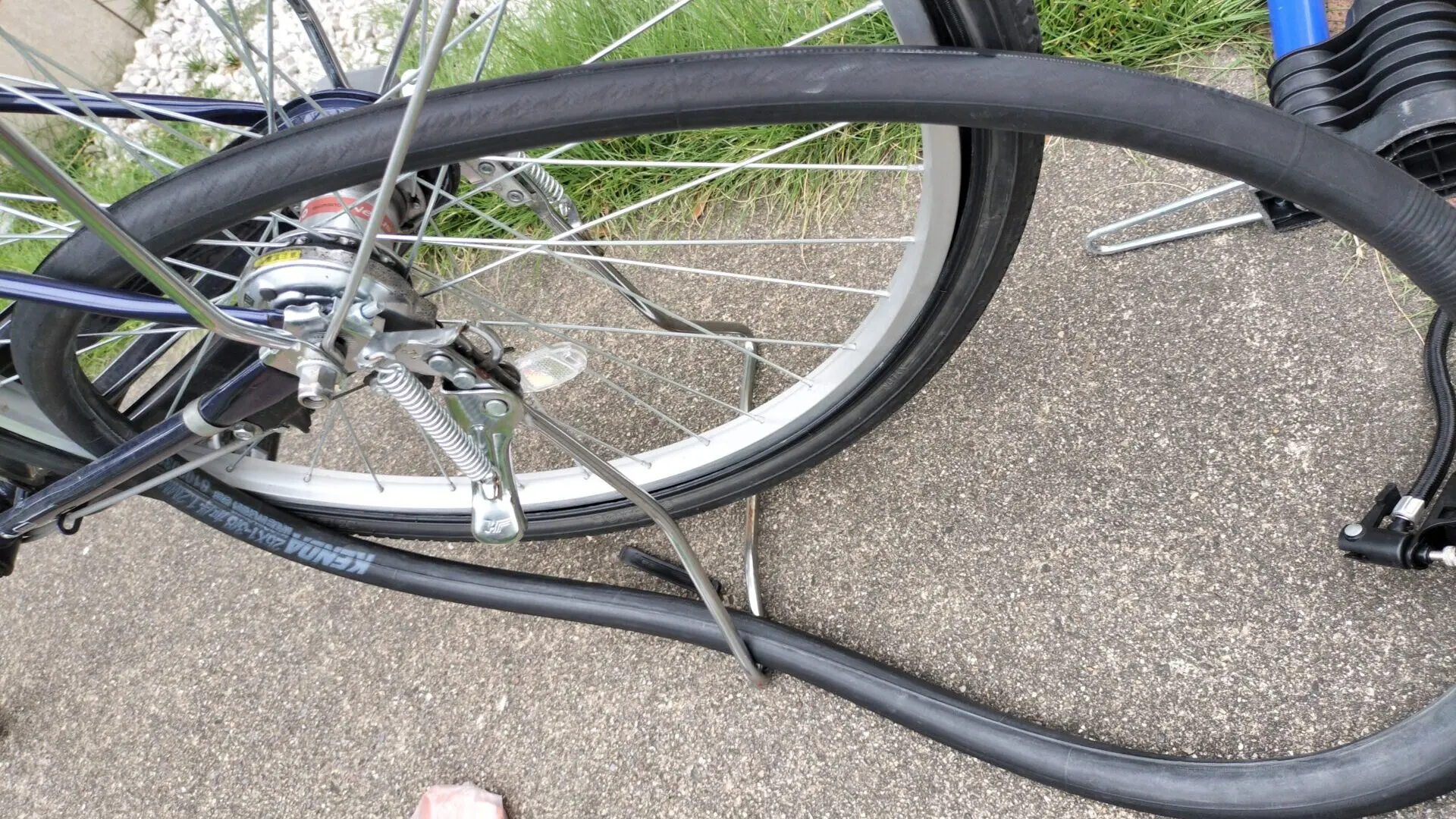自転車屋が近くにないから自分でパンク修理！あさひと100均の金額差を 