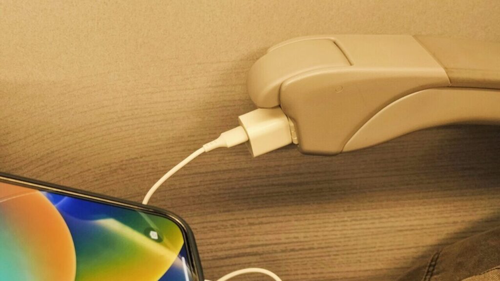 新幹線のコンセントの拡大した写真