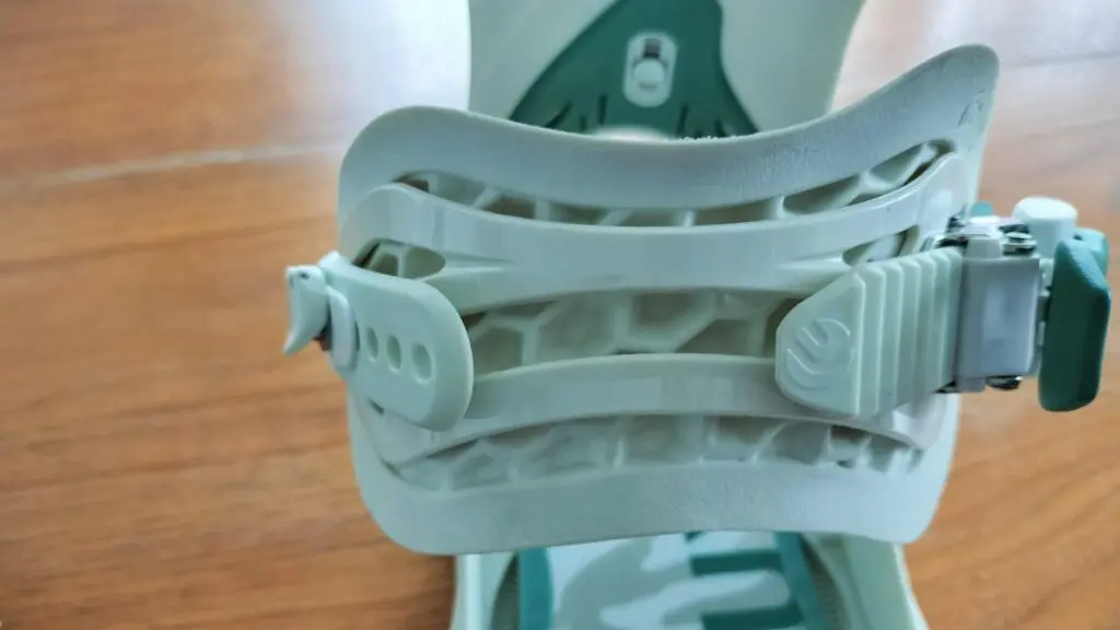 FLUX】XF24-25モデルの試乗評価レビュー！前モデルとの滑りも比較｜こ