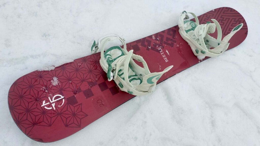 クロージャビートルのビンディングを取り付けたボード全体の写真