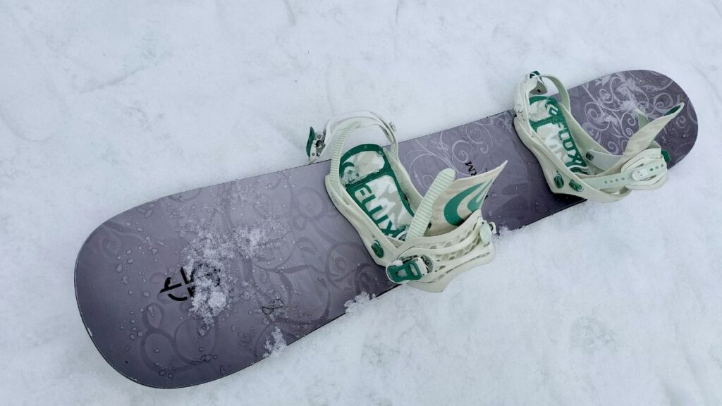 クロージャワームのビンディングを取り付けたボード全体の写真