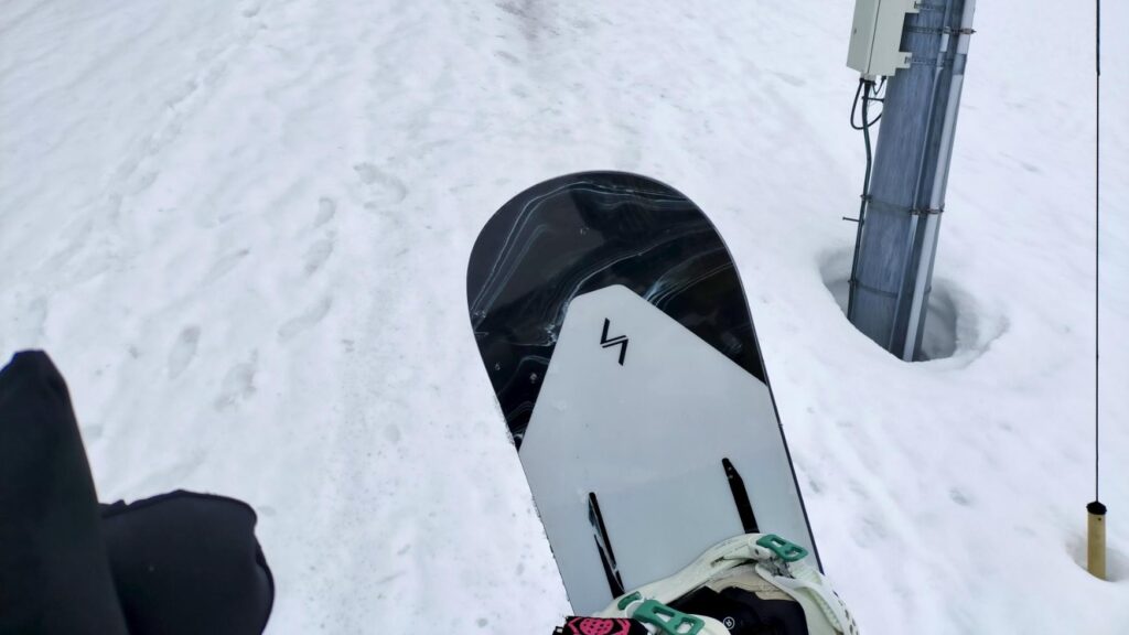 スプレッドBXをリフトに乗りながらノーズを撮影した写真