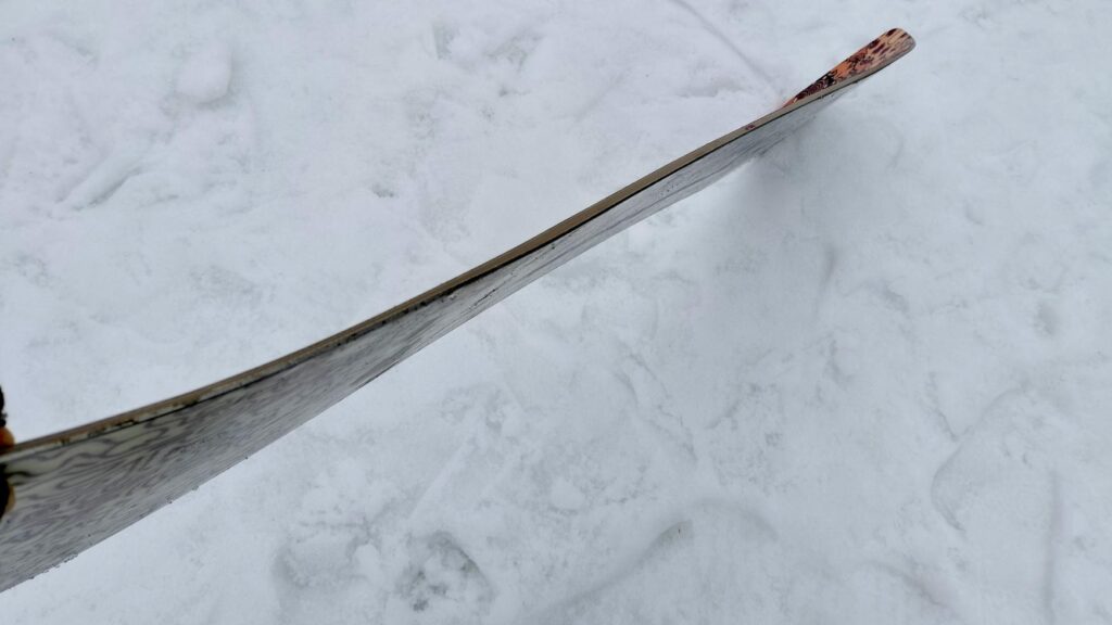 YONEXグロウエントの横から見たハイブリットキャンバー形状を映した写真