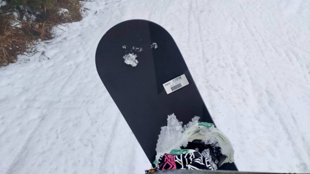 FNTC　ANDをリフトに乗りながら撮影したボードのノーズの写真