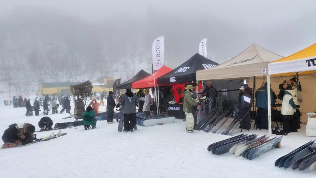 ホワイトピアたかすのグラトリ試乗会のメーカーテントの写真