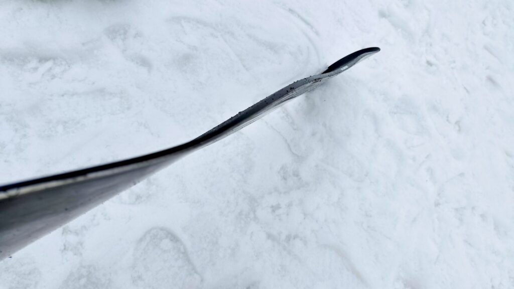 FNTC　ANDのスノーボードのダブルキャンバー形状を横から撮影した写真