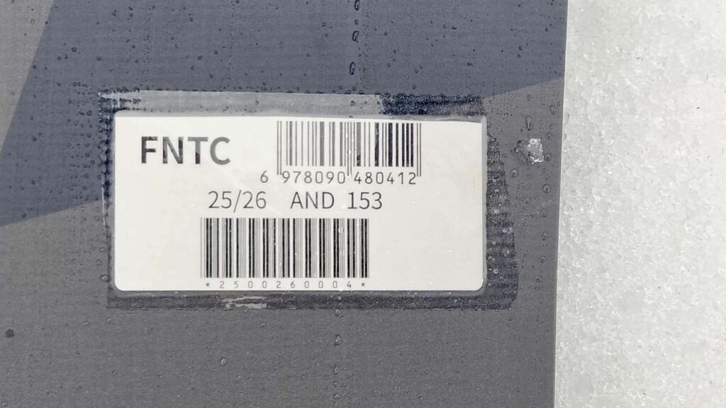 FNTC　ANDのボードのサイズ表記を映した写真