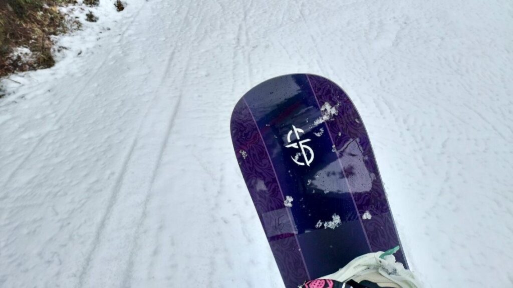 クロージャマンティスのリフトに乗りながらボードを映した写真