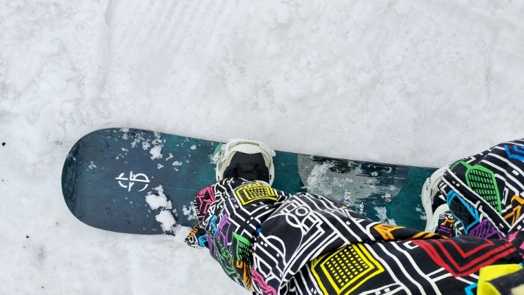 クロージャローカストの板を履いた足元の写真