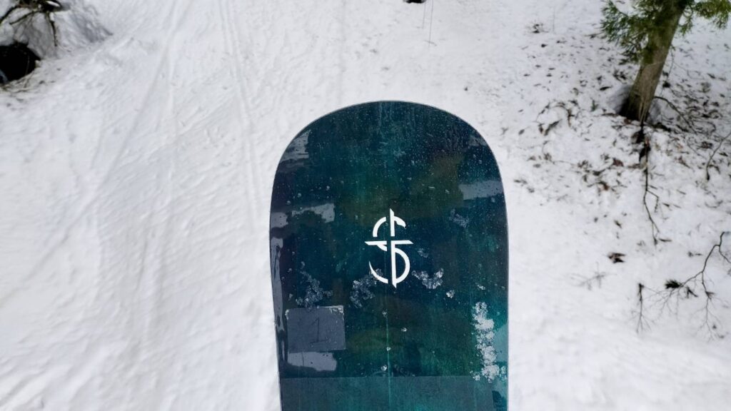 クロージャローカストのリフトに乗りながらボードのノーズを映した写真