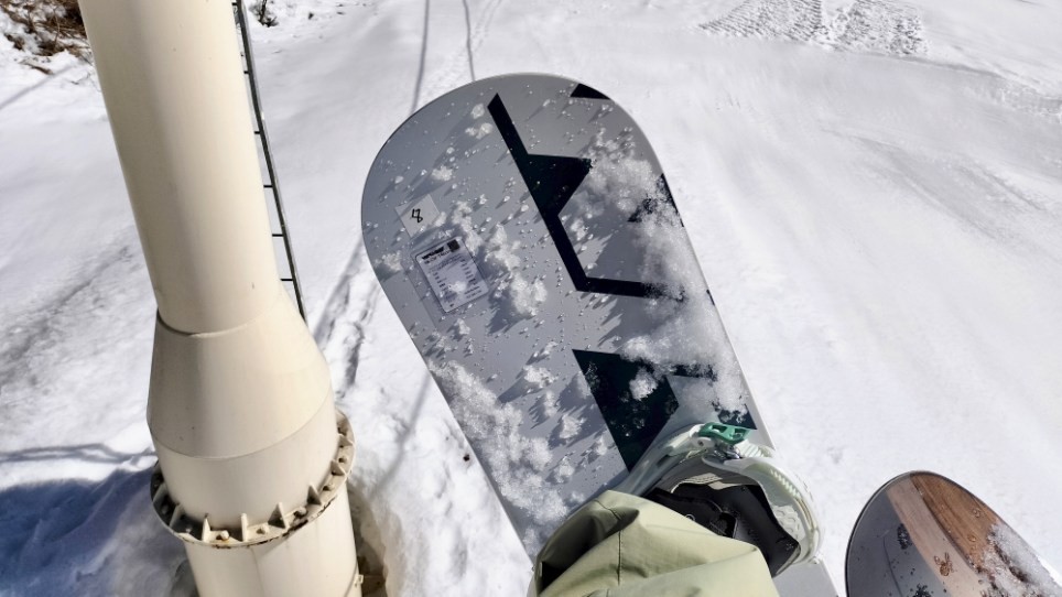 WRXSnowboard Mk-CWのリフトに乗りながら撮影したノーズの写真