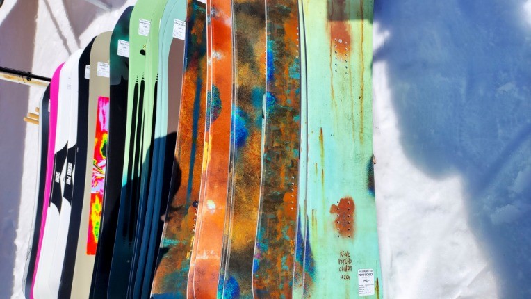 ライドの試乗会で並べられたボードの写真