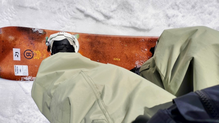 RIDEツインピグを履いた足元の写真