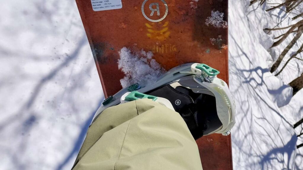 RIDEツインピグのウエスト幅を映した写真