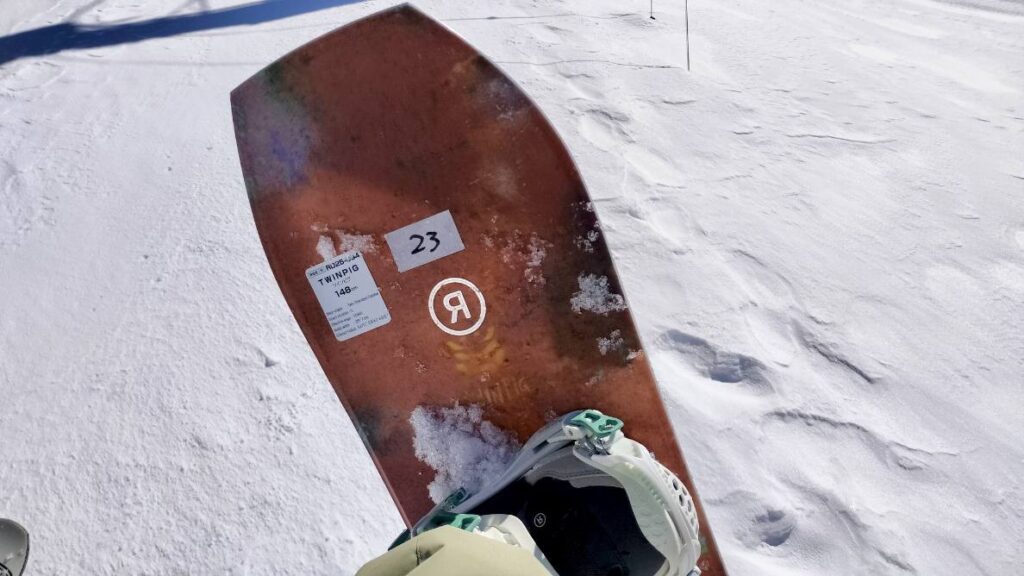 RIDEツインピグを履いたリフト上からの写真