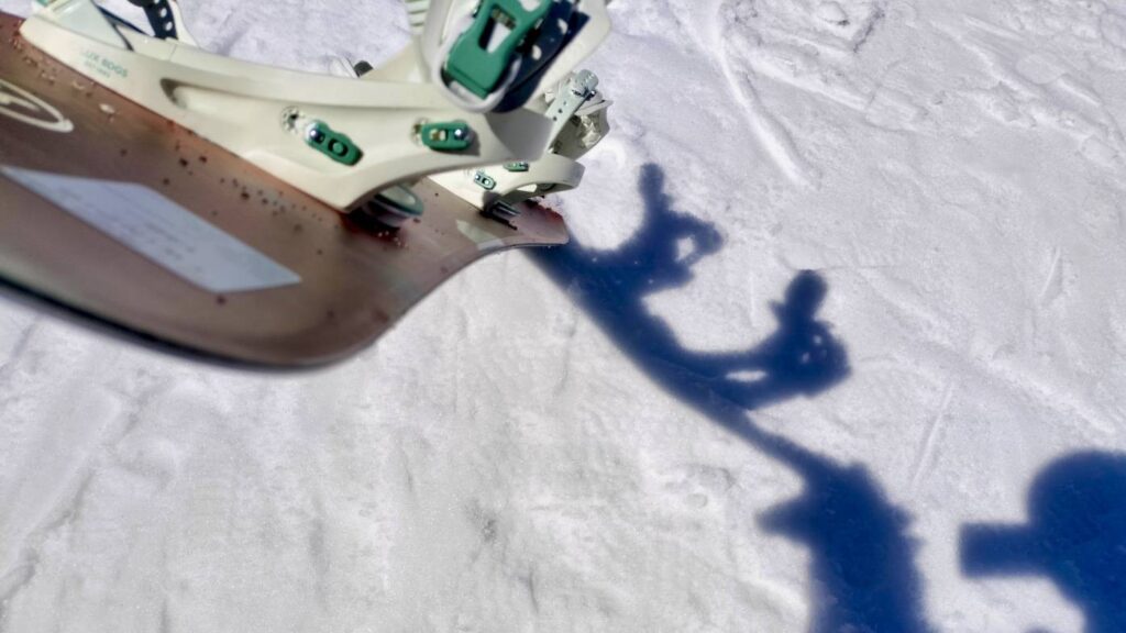 RIDEツインピグのサイドカーブをボードの横から撮影した写真