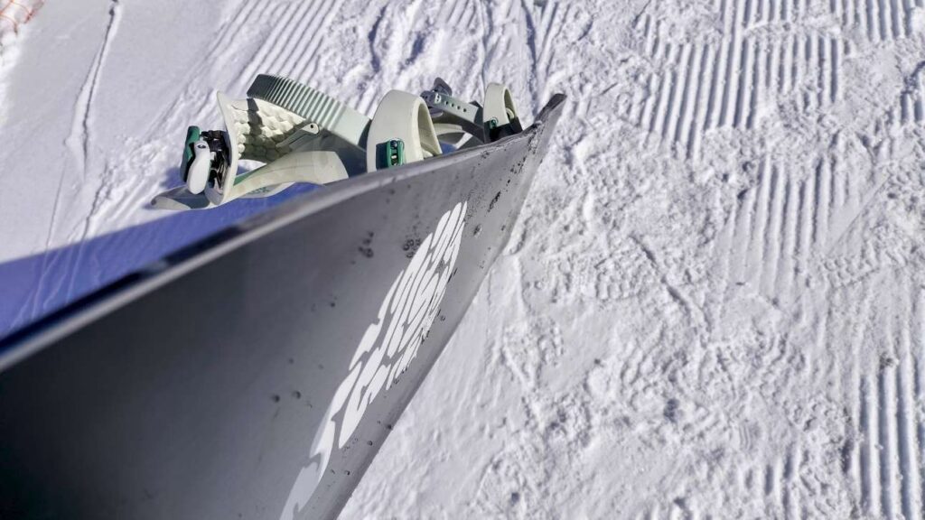 リブテックapexオルカのダブルキャンバー形状とマグネトラクションが分かるエッジを映した写真