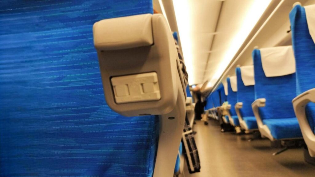 ひじ掛けにある新幹線のコンセントの写真