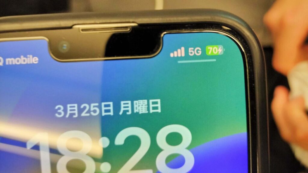 新幹線のスマホで充電するスマホのバッテリー残量の写真