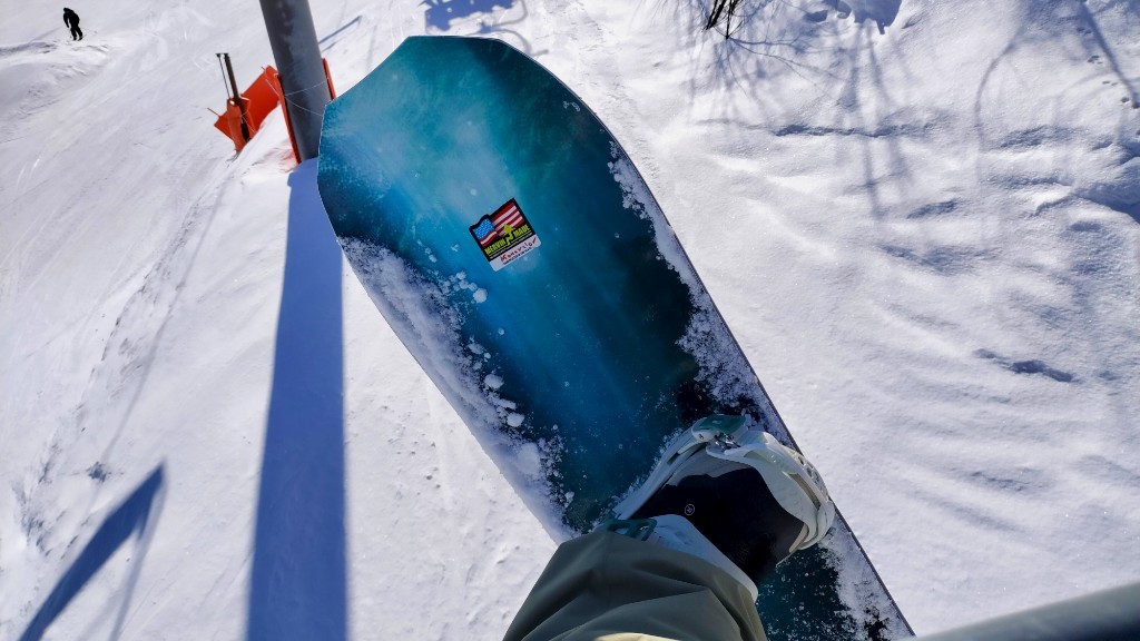 リブテックオルカのボードとビンディングをリフトの上から撮影した写真