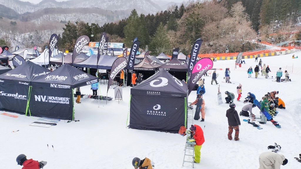 試乗会の各テントが写った風景の写真。多くの参加者で試乗会ガンにぎわう様子が分かる写真。