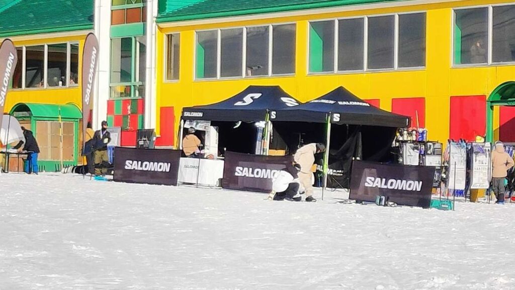 高鷲スノーパークで開催されたSALOMON試乗会のテントと準備するスタッフの写真