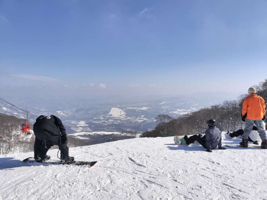 高鷲スノーパークの試乗会当日の山頂からの景色と晴天の風景写真