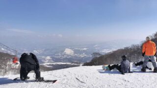 高鷲スノーパークのゴンドラ降り場から景色と晴天を映した写真