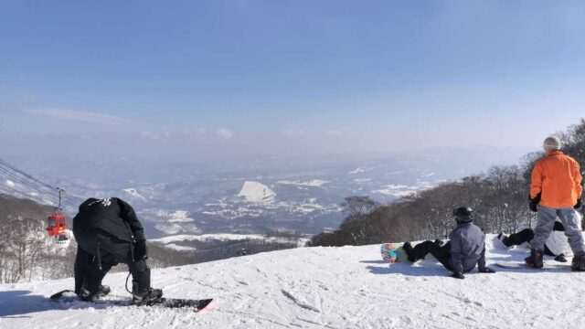 高鷲スノーパークのゴンドラ降り場から景色と晴天を映した写真