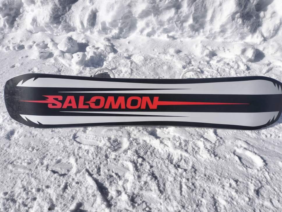 SALOMONスノーボードアサシンのボードのソール側全体の写真