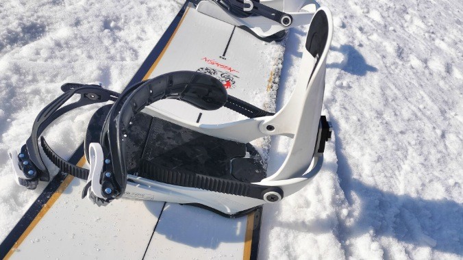 SALOMONスノーボードアサシンのと合わせたバインディング全体の写真