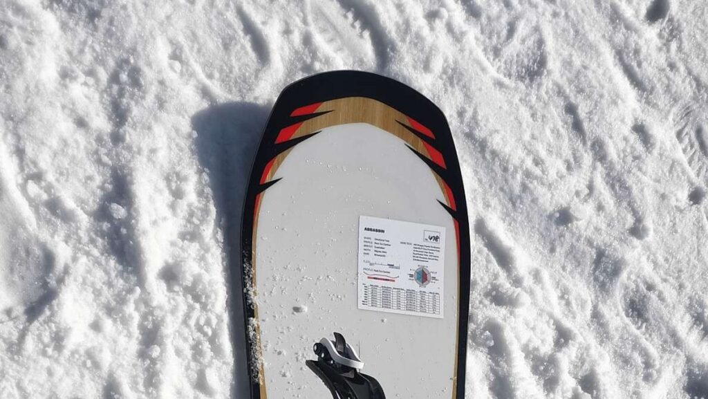 SALOMONスノーボードアサシンのボードノーズの写真