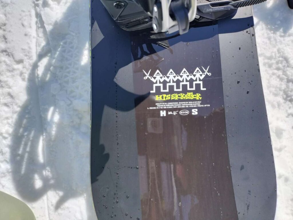 SALOMONシックスティックのテール側のロゴを映した写真