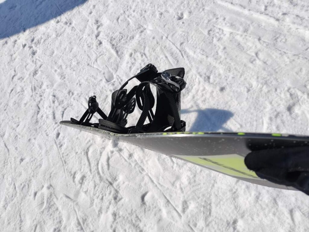 SALOMONシックスティックのノーズ側からボードの形状を映した写真