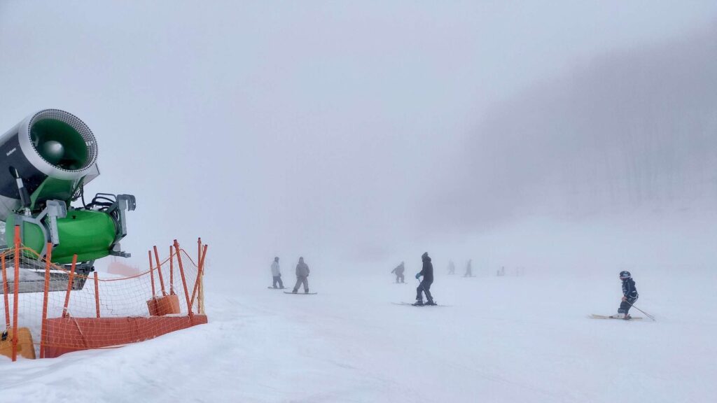 ホワイトピアたかすの雨で霧がかかった天候の様子が分かる写真