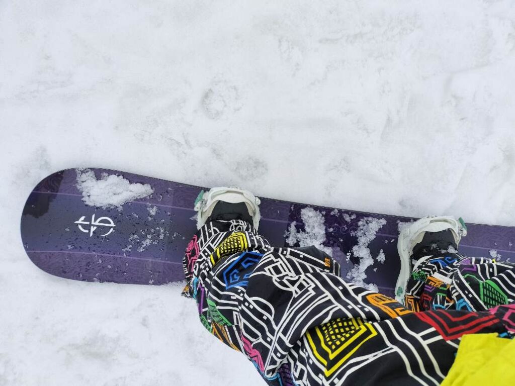 クロージャマンティスを履いて足元とボードを映した写真