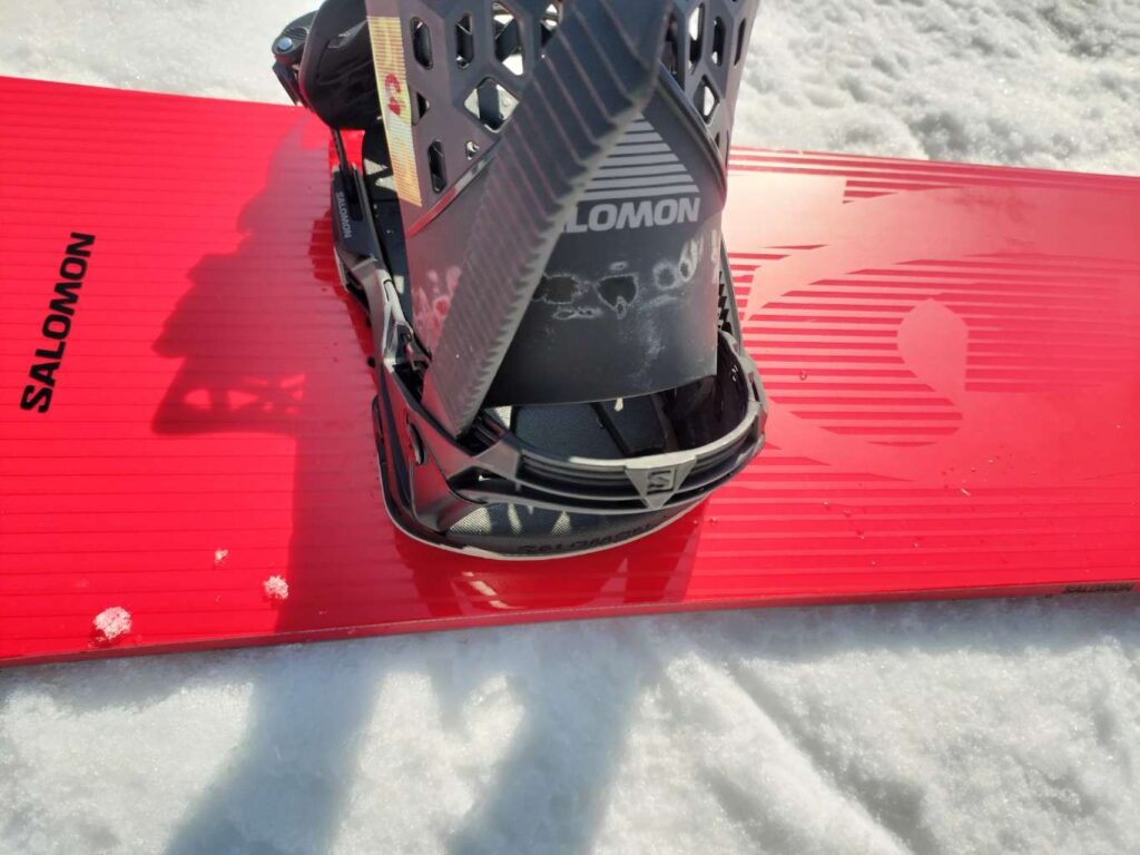 SALOMONダンスホールにバインディングを取り付けたかかと側からの写真