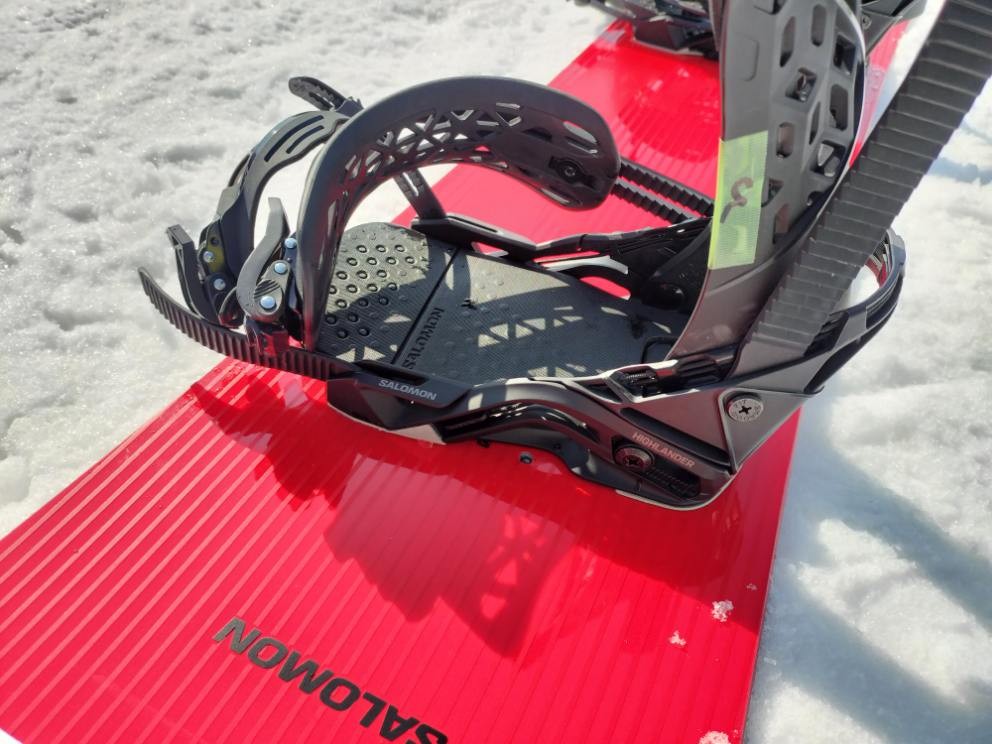 SALOMONダンスホールのバインディングを取り付けた写真