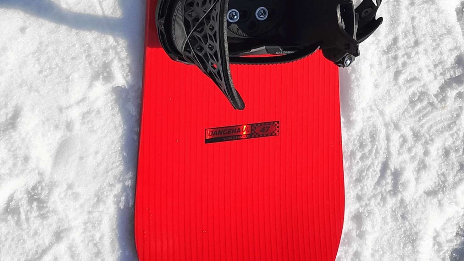 SALOMONダンスホールのサイズを示すテールの写真