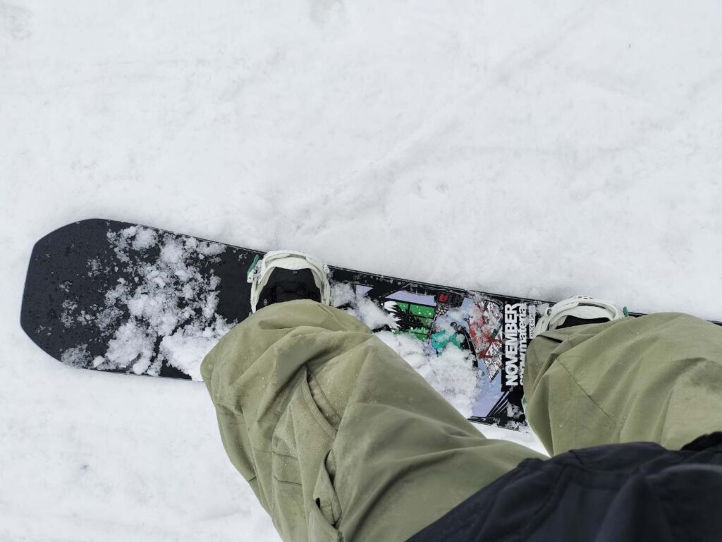 ノベンバーアーティストを履いた足元の写真