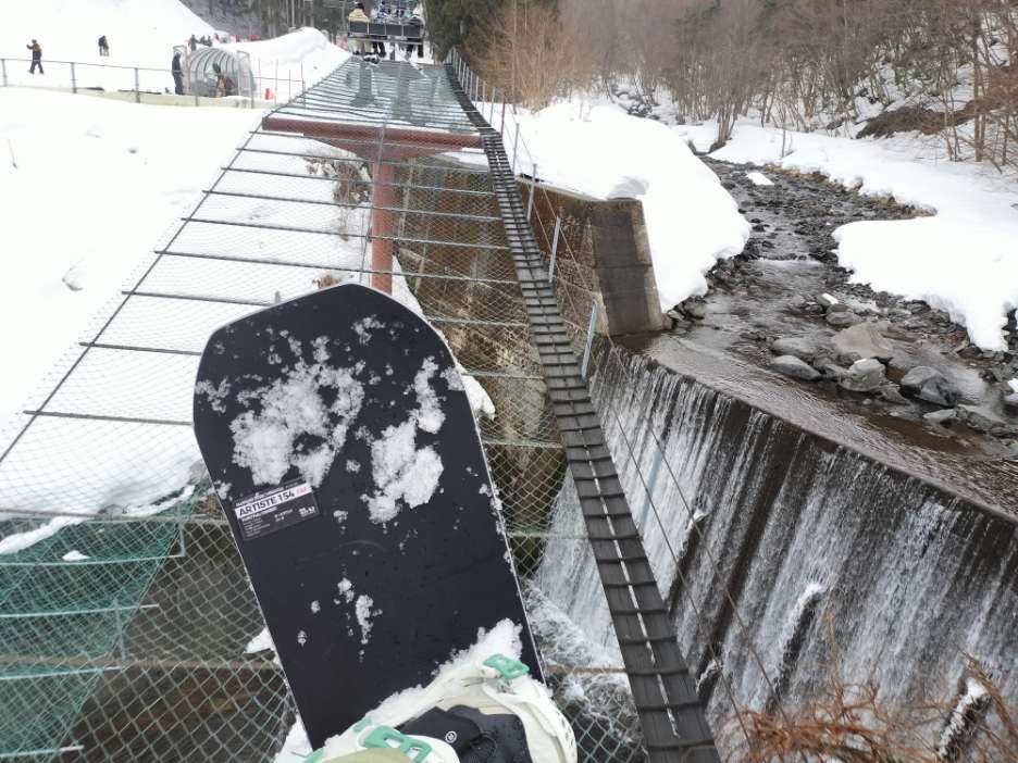 リフトに乗りながらノベンバーアーティストのノーズ部分を撮影した写真