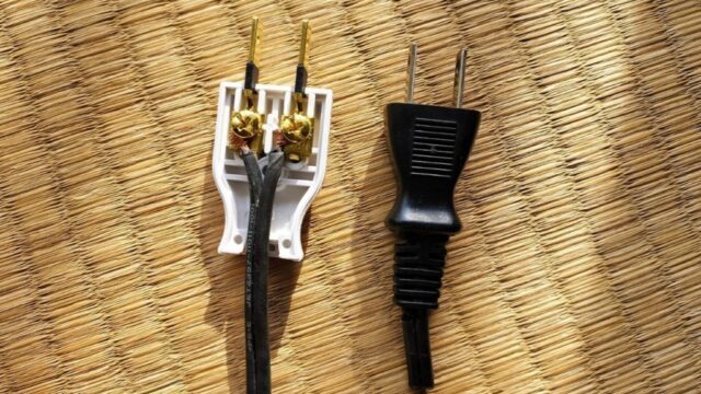 コンセントプラグ交換中で切れたコンセントと比較して並べた画像