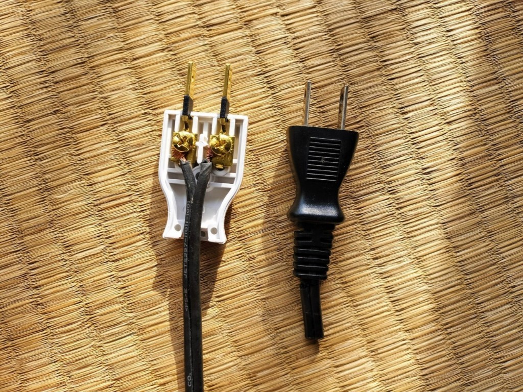 コンセントプラグ交換中で切れたコンセントと比較して並べた画像