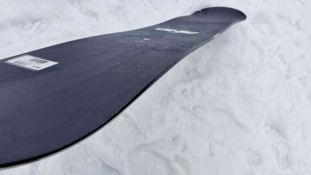 FNTC　ANDのダブルキャンバー形状のボードを撮影した写真