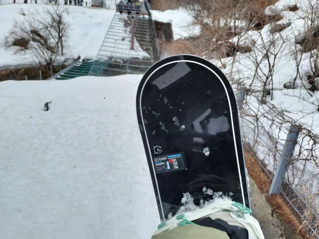 OGASAKACTツインをリフトに乗りながら撮影したボード全体の写真