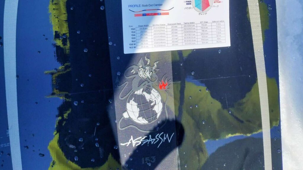 サロモンアサシンプロのキャラクターロゴマークの写真