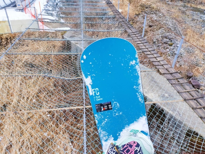 OGASAKA　FCのリフト上からのスノーボードのノーズの写真