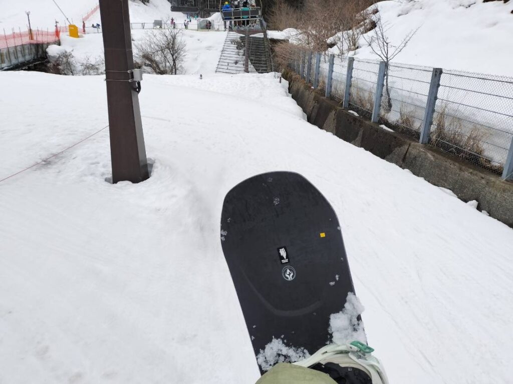 キャピタDOAのボードをリフトに乗りながら撮影した写真