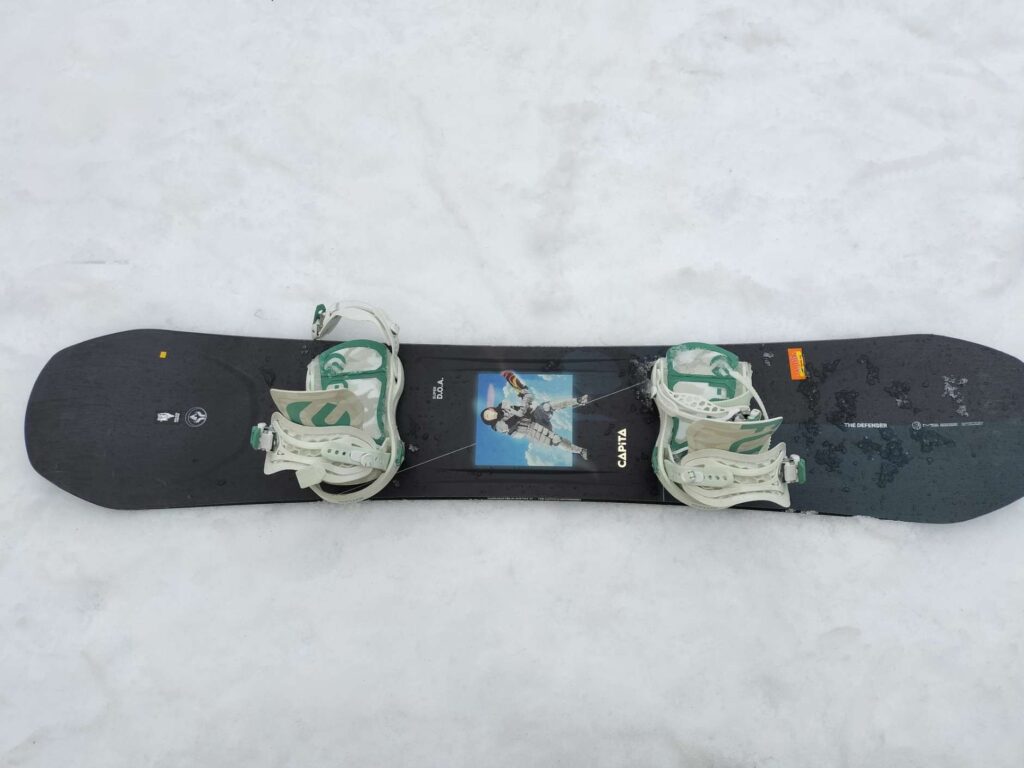 スーパーDOAのビンディングを取り付けたボード全体の写真