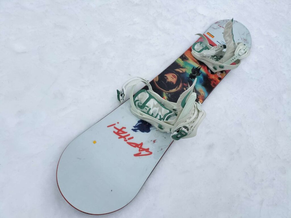 キャピタウルトラフィアーのバインディングを取り付けたボード全体の写真